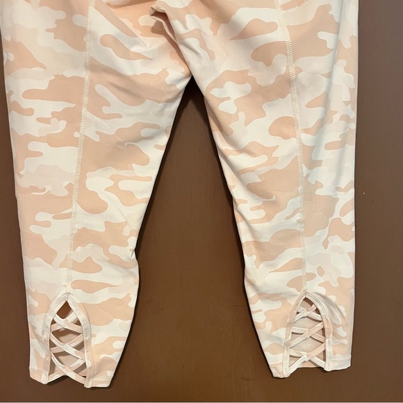 EUC Torrid Performance Core Crop Strappy
Back Active Legging Size 1 - Picture 4 of 5